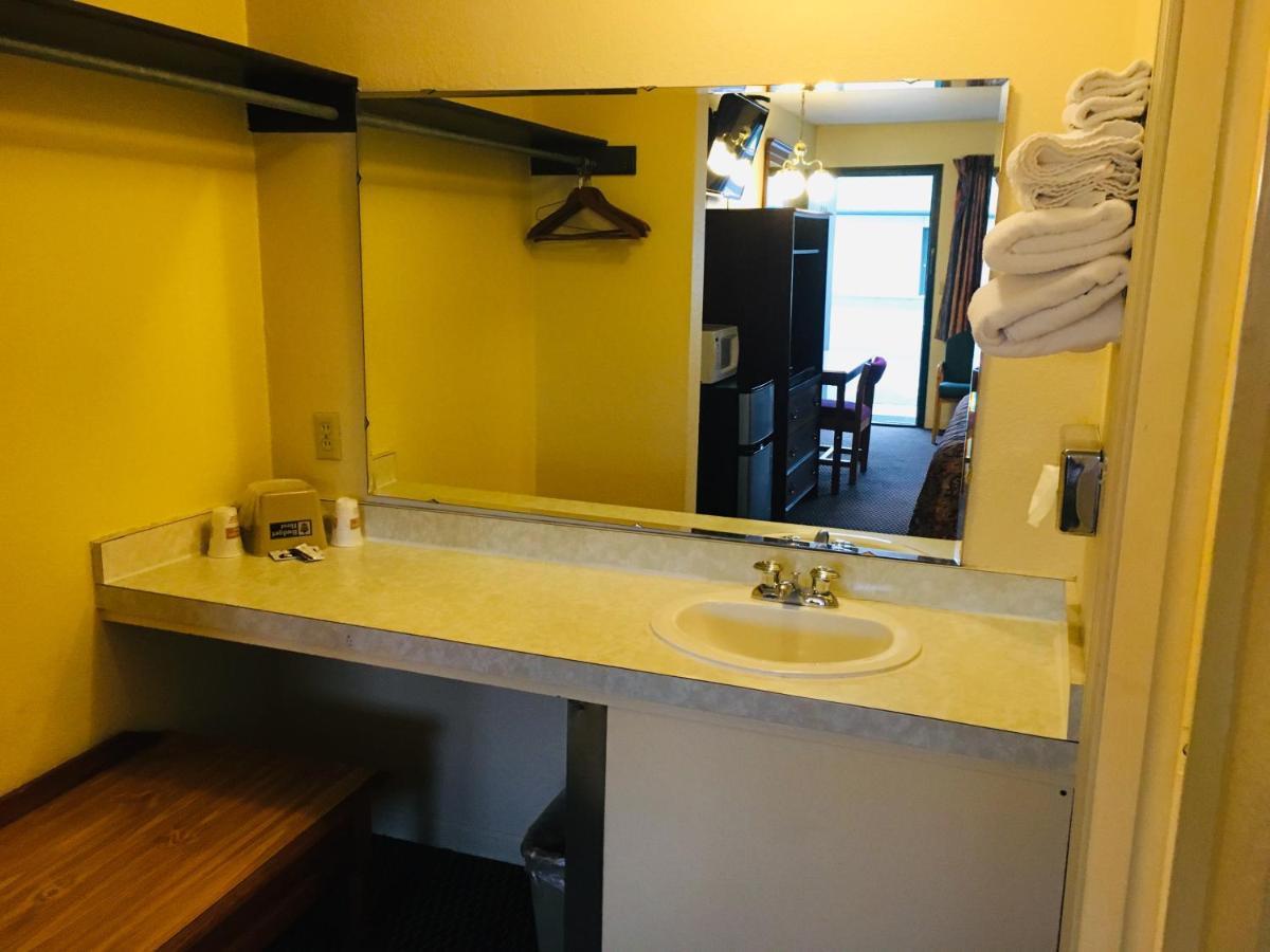 Budget Inn Caravan Motel Harrisonville Exterior foto